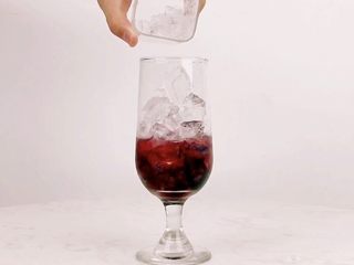 5、花看半开，酒饮微醺，是人生最好的状态,倒入适量冰块