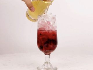 6、花看半开，酒饮微醺，是人生最好的状态,沿冰块倒入适量茉莉绿茶茶汤