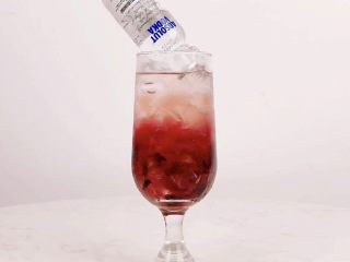 7、花看半开，酒饮微醺，是人生最好的状态,将白伏特加酒开瓶，斜放入杯中