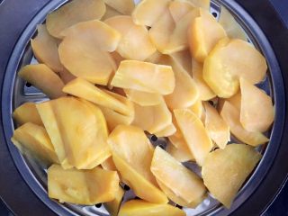 2、奶酪地瓜饼,将地瓜去皮洗净，切成薄片，上锅隔水蒸熟。