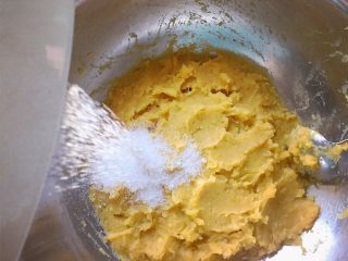 4、奶酪地瓜饼,将绵白糖加入地瓜泥中搅拌均匀。（白糖的量可根据个人口味添加）