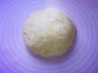 6、奶酪地瓜饼,和成湿润但不粘手的面团。
