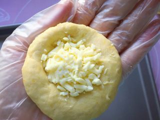 8、奶酪地瓜饼,凹口里放上芝士碎。