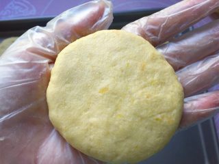 10、奶酪地瓜饼,再双手压成小圆饼。