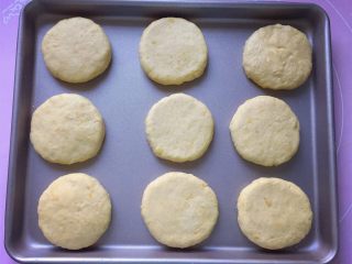 11、奶酪地瓜饼,依次做好的地瓜饼摆放在不粘烤盘中，如果不是不粘烤盘，记得要垫一张油纸哦。