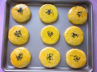 13、奶酪地瓜饼,然后撒上少许黑芝麻。（黑芝麻可用手轻轻按一下，这样烤好之后不容易掉）