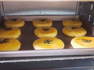 14、奶酪地瓜饼,将烤盘放入预热好的烤箱中层，上下火180度，烤20分钟，出炉晾凉即可。