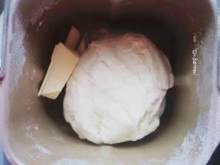 2、田园猪肉堡,和面结束后,放入提前软化好的30克黄油,继续和面一次