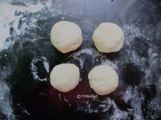 4、田园猪肉堡,发酵完成的面团,称重,分割等份,滚圆后盖上保鲜膜松弛15分钟;