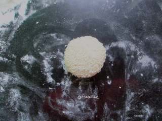 5、田园猪肉堡,取一份面团,重新滚圆,表面刷一层蛋液,再沾满白芝麻,最后发酵至1.5~2倍大;