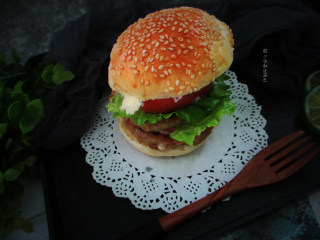 10、田园猪肉堡,再加上一杯热乎乎的清甜牛奶,美味营养而健康