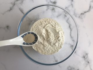 1、奶香夹心小馒头,普通面粉中加入酵母