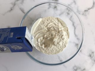 2、奶香夹心小馒头,加入适量的纯牛奶