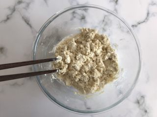 3、奶香夹心小馒头,搅拌成面絮状