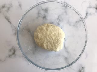 4、奶香夹心小馒头,揉成面团，盖上保鲜膜醒发
