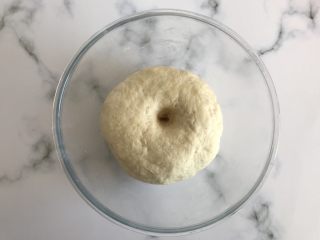 5、奶香夹心小馒头,醒发好的面团用手指戳一下 不回缩即可