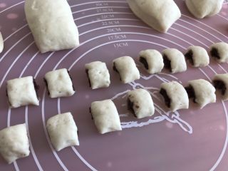 11、奶香夹心小馒头,切成小馒头的形状，醒发10分钟后冷水上锅蒸熟20分钟即可