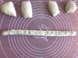 10、奶香夹心小馒头,两边捏实