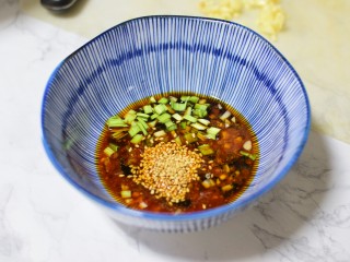 10、重庆小面,将面汤的所有材料放入一个碗中。再把蒜末和葱末放进碗中。