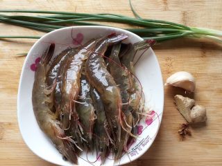 1、清蒸大虾,准备好主食材。