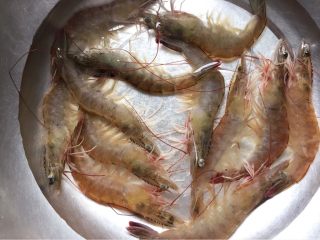 2、清蒸大虾,虾买回来先在清水中养半小时，然后洗干净。