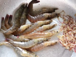 3、清蒸大虾,剪去虾须
