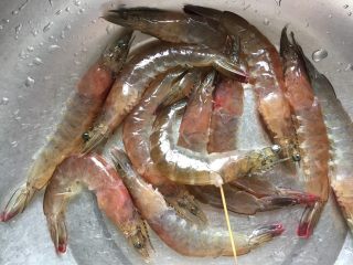 4、清蒸大虾,用牙签挑去虾线，洗净。