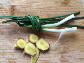 5、清蒸大虾,姜切片，葱打结备用。