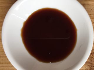 8、清蒸大虾,拿个碟子，倒入少许生抽