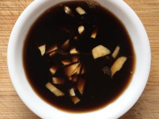 10、清蒸大虾,加入蒜末