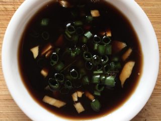 11、清蒸大虾,加入葱花拌匀即可。