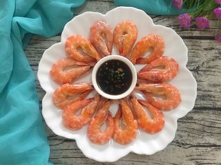 12、清蒸大虾,把蒸好的虾取出摆盘即可。