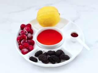 1、蔓越莓桑葚气泡水,首先备齐所有的食材。