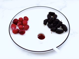 3、蔓越莓桑葚气泡水,桑葚洗净，蜂蜜备好，把剩下的一半蔓越莓果也清洗干净。