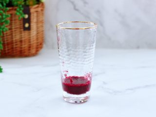 7、蔓越莓桑葚气泡水,取一个自己喜欢的杯子，把榨好的蔓越莓桑葚汁倒入杯底。