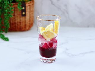 9、蔓越莓桑葚气泡水,这个时候放入切片的柠檬。