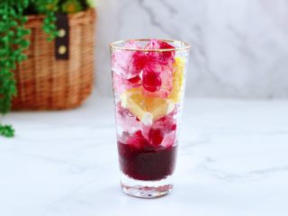 10、蔓越莓桑葚气泡水,上面铺上剩下的一半冰冻好的蔓越莓果冰块。