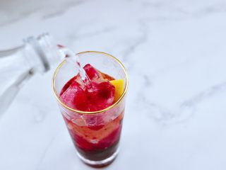 11、蔓越莓桑葚气泡水,这个时候倒入气泡水。