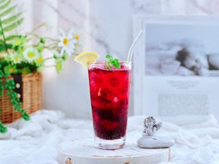 12、蔓越莓桑葚气泡水,最后放上薄荷叶和柠檬点缀即可。