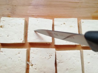 1、香烤老豆腐,用小刀在豆腐块的正反面各划2-3道，以便入味。