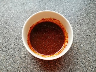 3、香烤老豆腐,把孜然粉、麻辣鲜、辣椒粉、盐、生抽、老抽、食用油和蜂蜜一起倒入碗中，混合均匀备用。