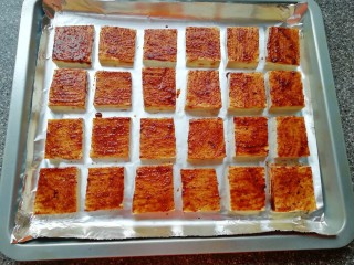 4、香烤老豆腐,将混合好的酱料刷在豆腐的表面。