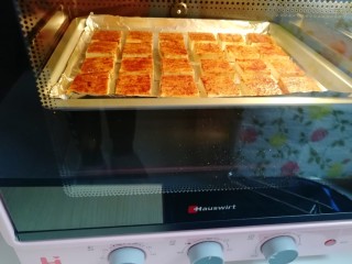 5、香烤老豆腐,送入预热好的烤箱，上下管200度烤8分钟。