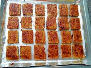 6、香烤老豆腐,时间到取出烤盘，将豆腐翻面，再刷一层酱料。