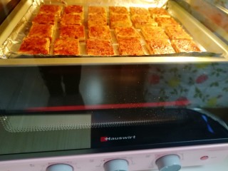7、香烤老豆腐,送入烤箱上下管200度烤18分钟。