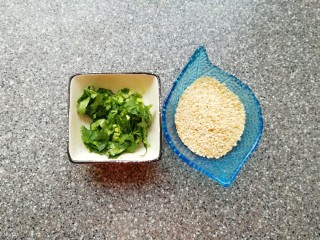 8、香烤老豆腐,香菜洗干净切碎，准备好白芝麻。