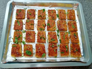 9、香烤老豆腐,烤好的豆腐取出，趁热撒上香菜和白芝麻。