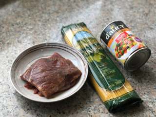 1、黑椒牛肉意面,准备食材。