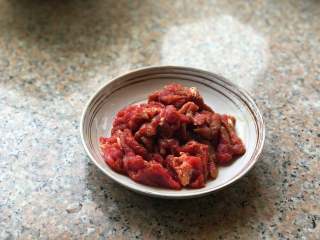 3、黑椒牛肉意面,牛肉切条。