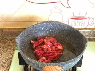 4、黑椒牛肉意面,倒入牛肉翻炒。